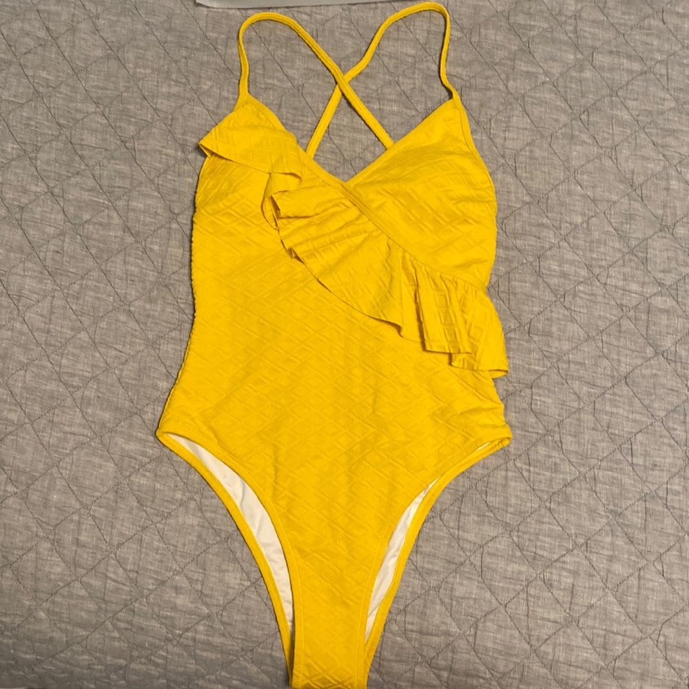 Yellow Cupshe one piece swim suit in size medium, unworn